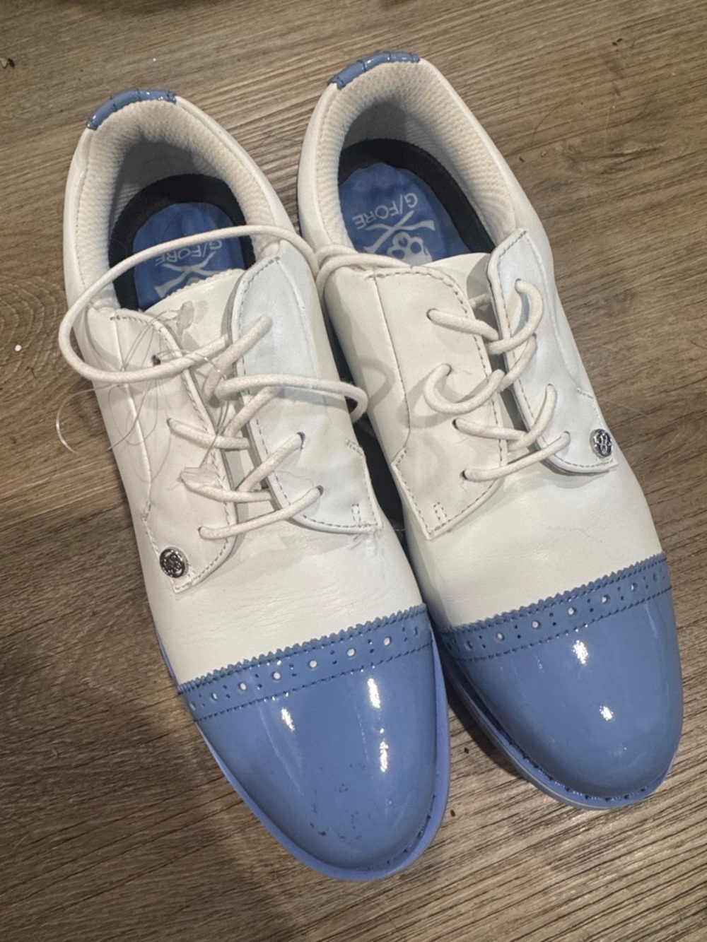 New G/FORE women’s White & Light Blue Cap-Toe Oxfords